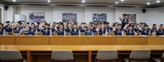 전국금속노동조합 현대제철지부 조합원들이 사측의 교섭 불참에 구호를 외치고 있다.   전국금속노동조합 현대제철지부 제공